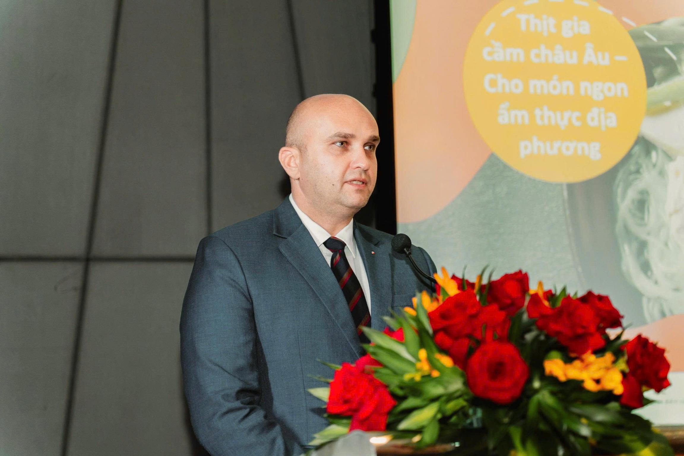 Gia cầm Châu Âu – Từ trang trại đến bàn ăn Ông Wojciech Kusak – Tham tán Chính trị và Kinh tế tại Đại sứ quán Ba Lan tại Việt Nam 1 Gia cầm Châu Âu – Từ trang trại đến bàn ăn