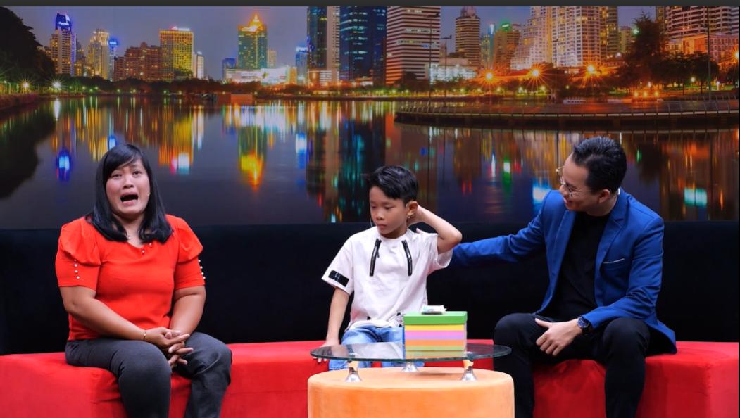 ĐCMN 4 Mẹ sẵn sàng đi bán 300 tờ vé số để mua quà đổi lấy một nụ cười của con