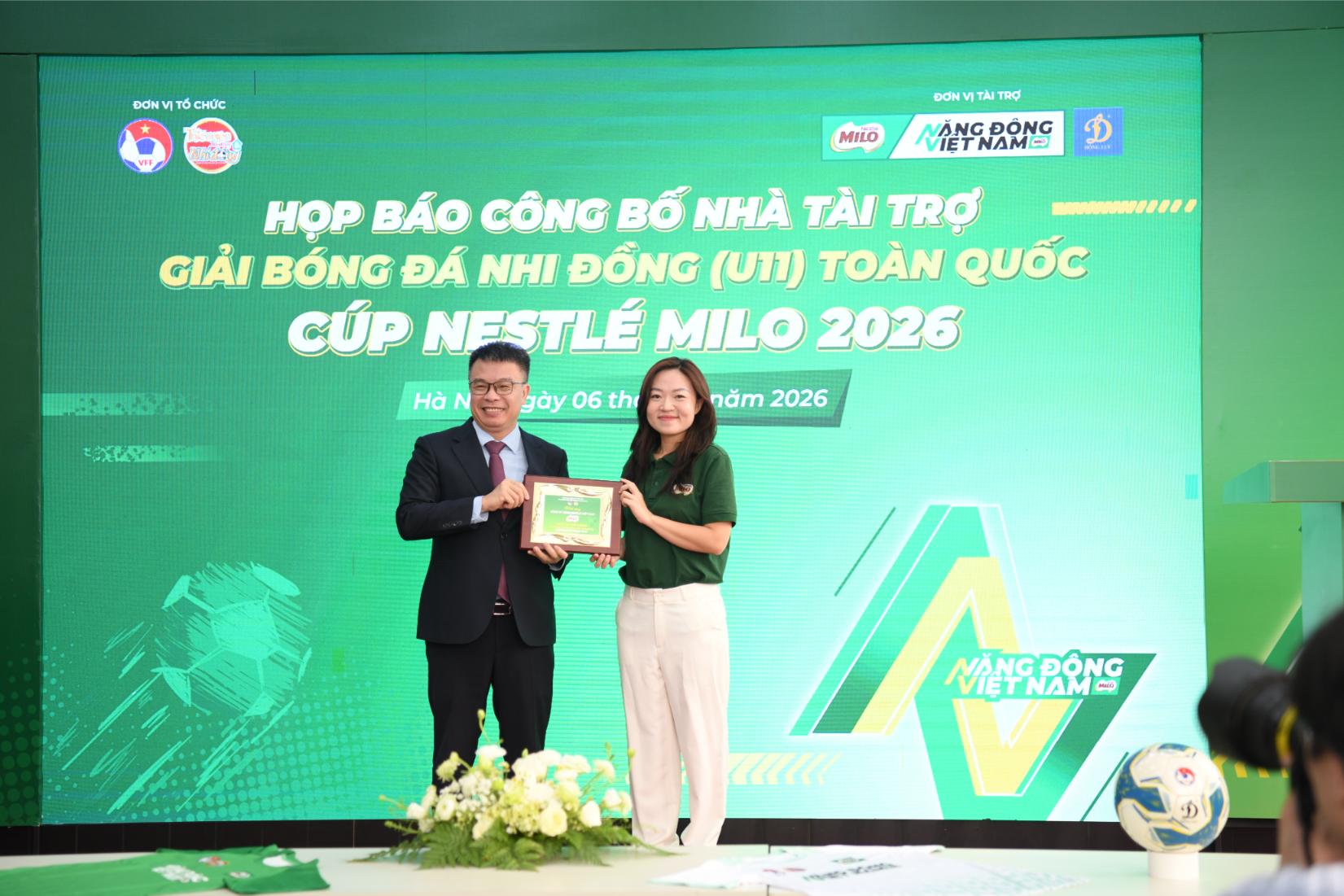 Nestlé MILO tiếp tục đồng hành cùng giải Bóng đá Nhi đồng (U11) Toàn quốc 2026 Ban tổ chức trao kỷ niệm chương cho đại diện Nhà tài trợ chính Nhãn hàng MILO Nestlé MILO tiếp tục đồng hành cùng giải Bóng đá Nhi đồng (U11) Toàn quốc 2026