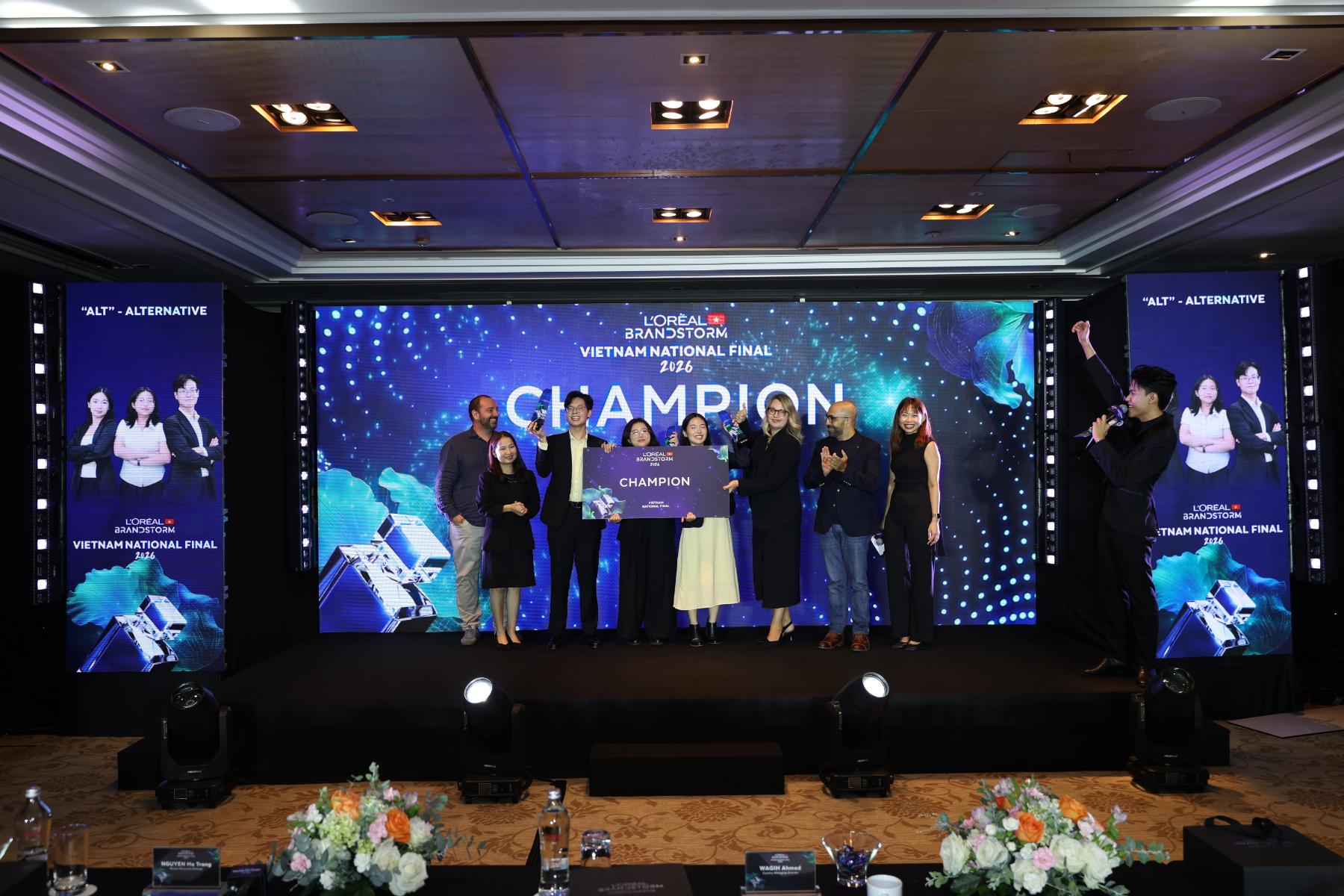 CHAMPION ĐỘI THI ALTERNATIVE L’Oréal Brandstorm 2026: Ứng dụng công nghệ và trí tuệ nhân tạo vào ngành nước hoa