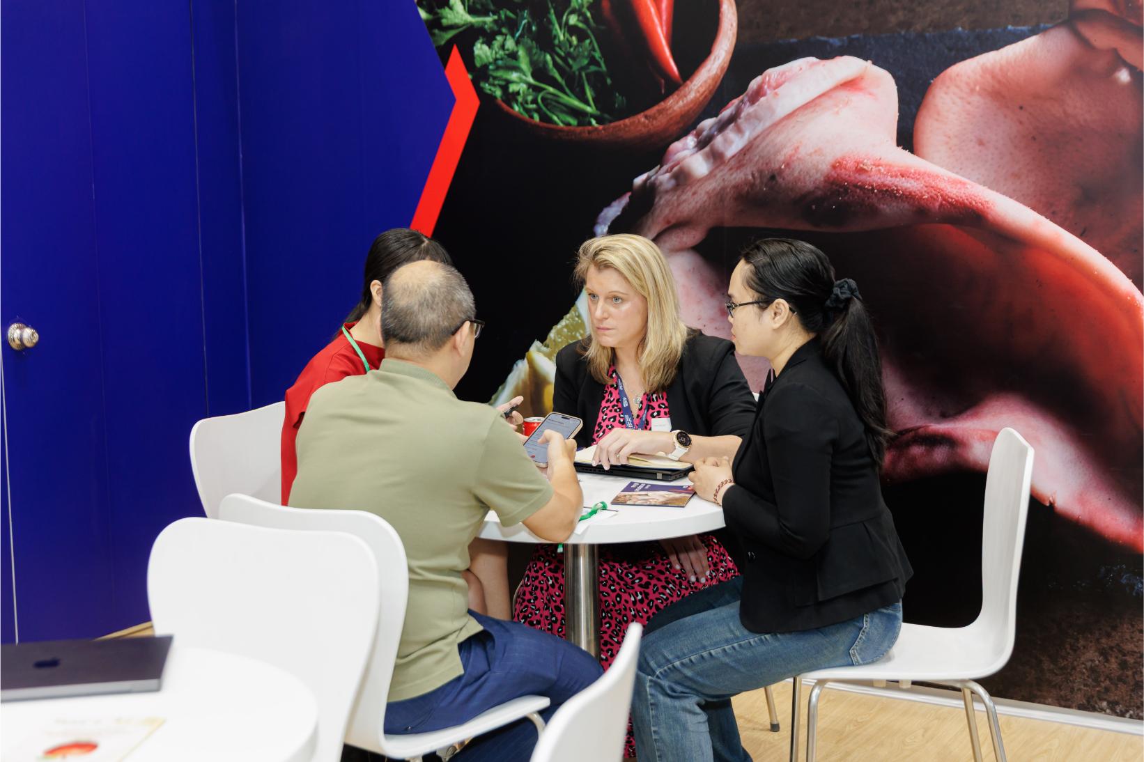 Thịt lợn Anh Quốc: Tiêu chuẩn Vàng mới cho Thị trường Thịt và Phụ phẩm Việt Nam CrzWlkr 9538 Thịt lợn Anh Quốc: Tiêu chuẩn Vàng mới cho Thị trường Thịt và Phụ phẩm Việt Nam