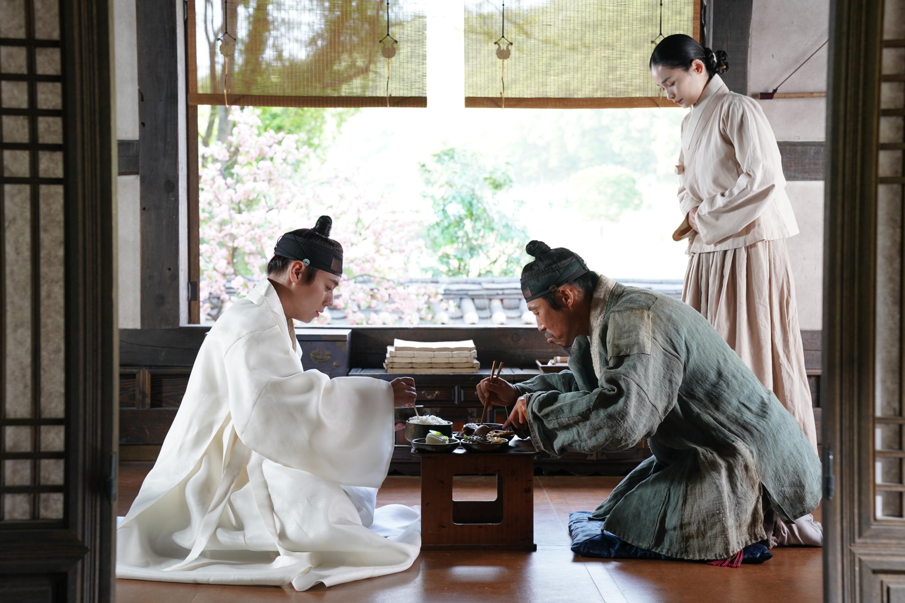 Dưới Bóng Điện Hạ 4 Dưới Bóng Điện Hạ lấy nước mắt khán giả Việt từ suất chiếu đầu tiên