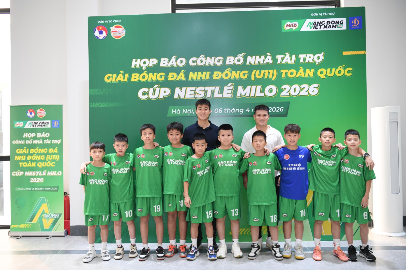 Nestlé MILO tiếp tục đồng hành cùng giải Bóng đá Nhi đồng (U11) Toàn quốc 2026 Hai tuyển thủ Đội tuyển bóng đá Quốc gia Việt Nam Đỗ Duy Mạnh và Phạm Tuấn Hải cùng các cầu thủ nhí tại Lễ công bố Giải Bóng đá Nhi đồng U11 Toàn quốc Cúp Nestlé MILO 2026 Nestlé MILO tiếp tục đồng hành cùng giải Bóng đá Nhi đồng (U11) Toàn quốc 2026