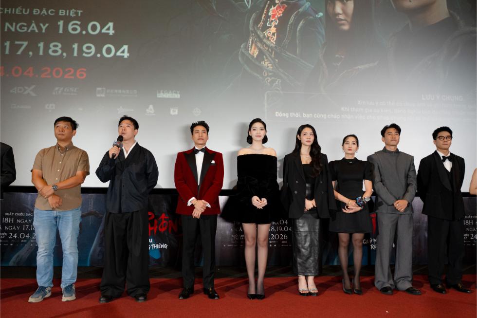 Phí Phông Quỷ Máu Rừng Thiêng 1 1 Dàn sao 2 Ngày 1 Đêm ủng hộ Kiều Minh Tuấn ra mắt phim Phí Phông: Quỷ Máu Rừng Thiêng