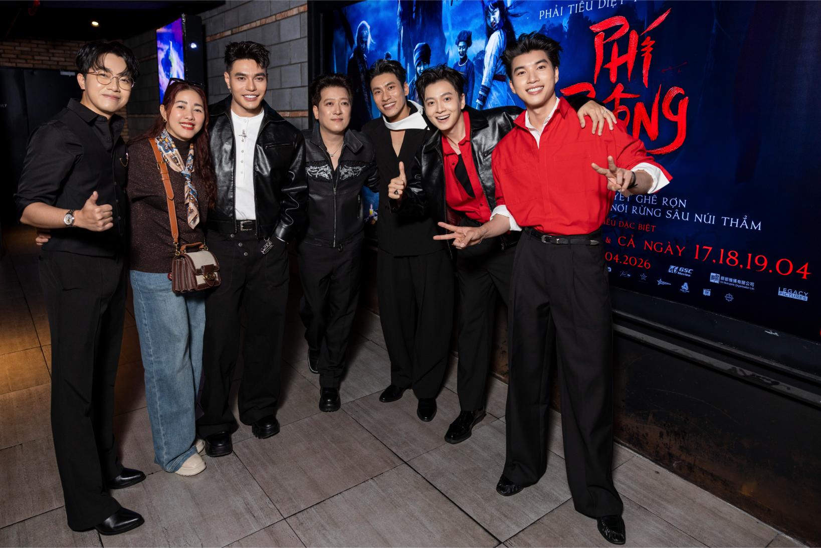 Phí Phông Quỷ Máu Rừng Thiêng 2 1 Dàn sao 2 Ngày 1 Đêm ủng hộ Kiều Minh Tuấn ra mắt phim Phí Phông: Quỷ Máu Rừng Thiêng