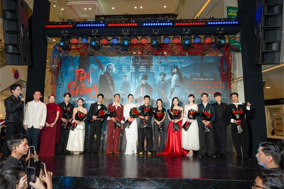 Phí Phông Quỷ Máu Rừng Thiêng 3 1 Dàn sao 2 Ngày 1 Đêm ủng hộ Kiều Minh Tuấn ra mắt phim Phí Phông: Quỷ Máu Rừng Thiêng