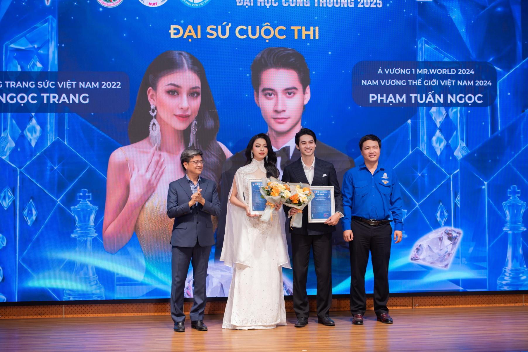 11 Đại diện BTC tặng hoa và thư cảm ơn hai đại sứ của cuộc thi Ảnh  Michael Neo Khởi động cuộc thi Nét đẹp sinh viên Đại học Công Thương 2025