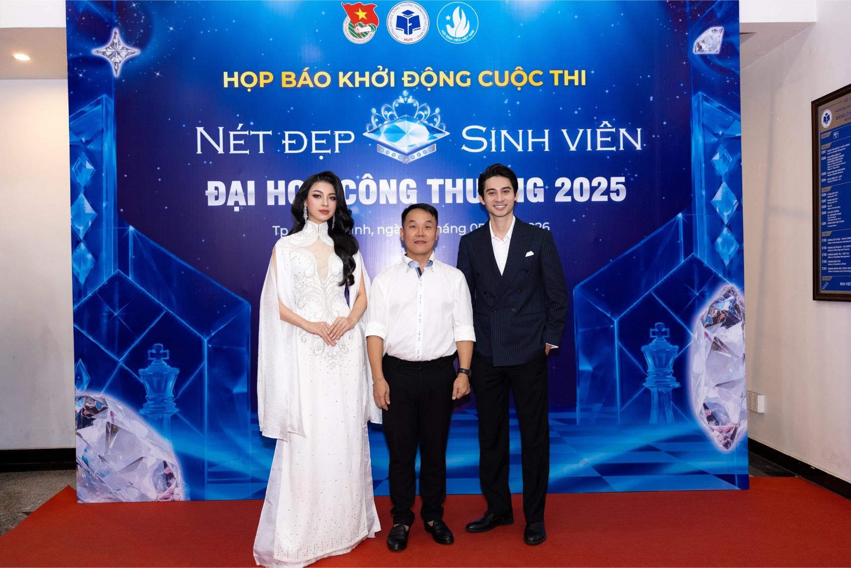 4 Từ trái qua á hoàng Trang sức Việt Nam 2022 Ngọc Trang nhà thiết kế Việt Hùng nam vương Tuấn Ngọc Ảnh  Michael Neo Khởi động cuộc thi Nét đẹp sinh viên Đại học Công Thương 2025