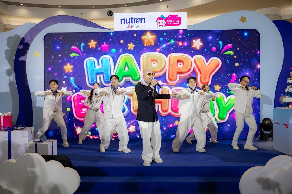 Ca sĩ Phan Đình Tùng hát mở màn cho sự kiện Ngày hội thôi nôi quy tụ hàng trăm gia đình, hướng tới xác lập kỷ lục Việt Nam