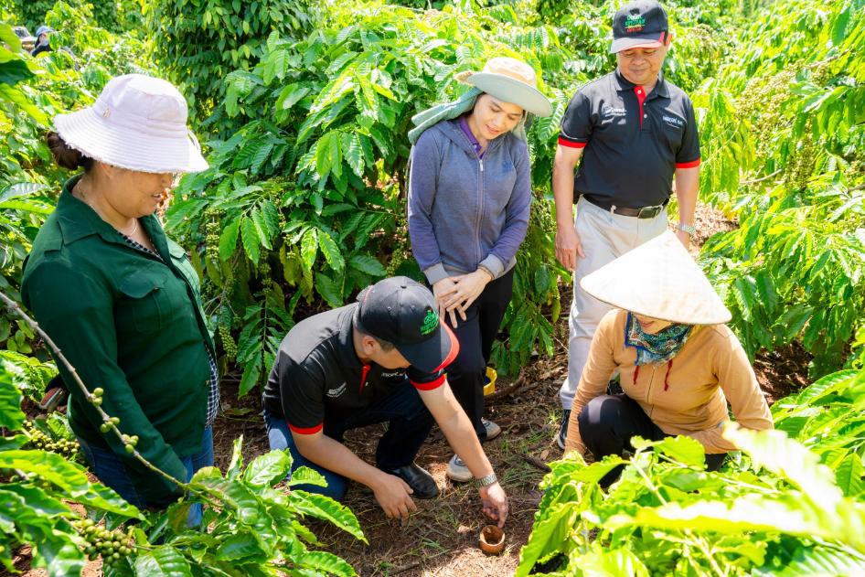 Cán bộ hỗ trợ nông nghiệp của Nestlé Việt Nam hướng dẫn nông dân trồng cà phê thực hành canh tác nông nghiệp tái sinh 1 1 1 Nestlé Việt Nam được vinh danh tại giải thưởng Rồng Vàng lần thứ 25