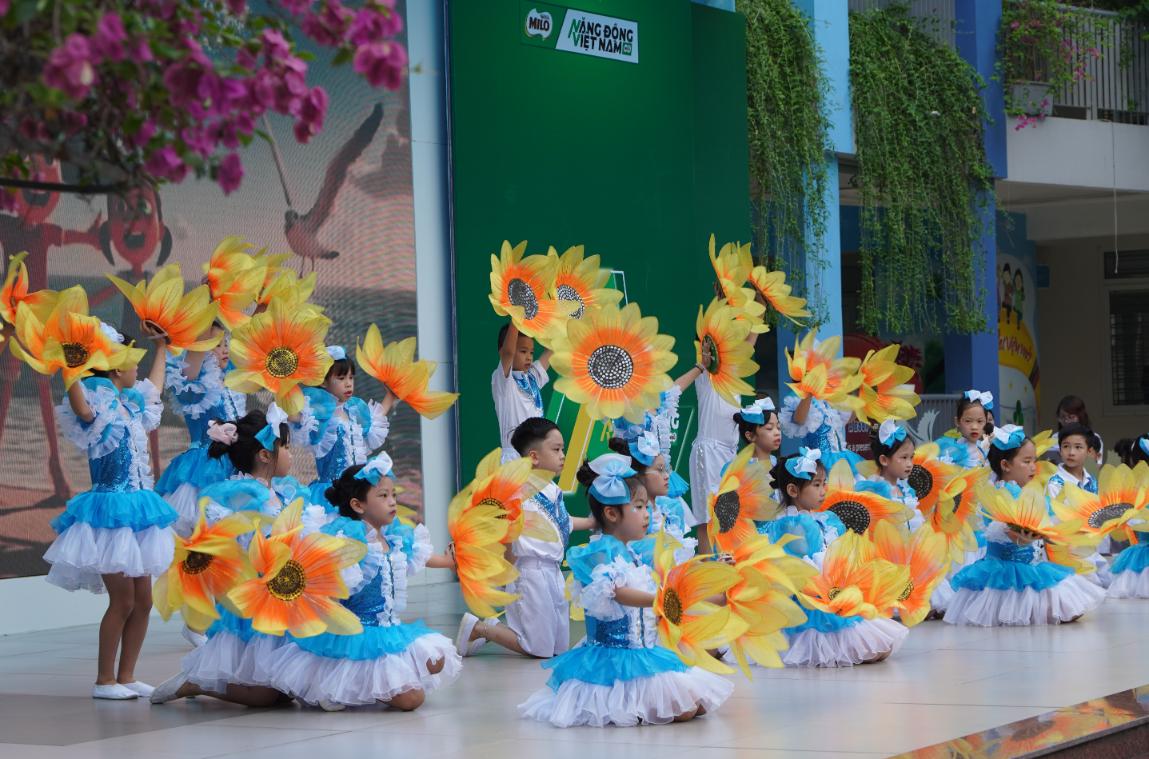 Các em nhỏ trình diễn tiết mục ca nhạc tại Lễ phát động cuộc thi Khởi động cuộc thi toàn quốc lan tỏa lối sống xanh và năng động cho học sinh tiểu học