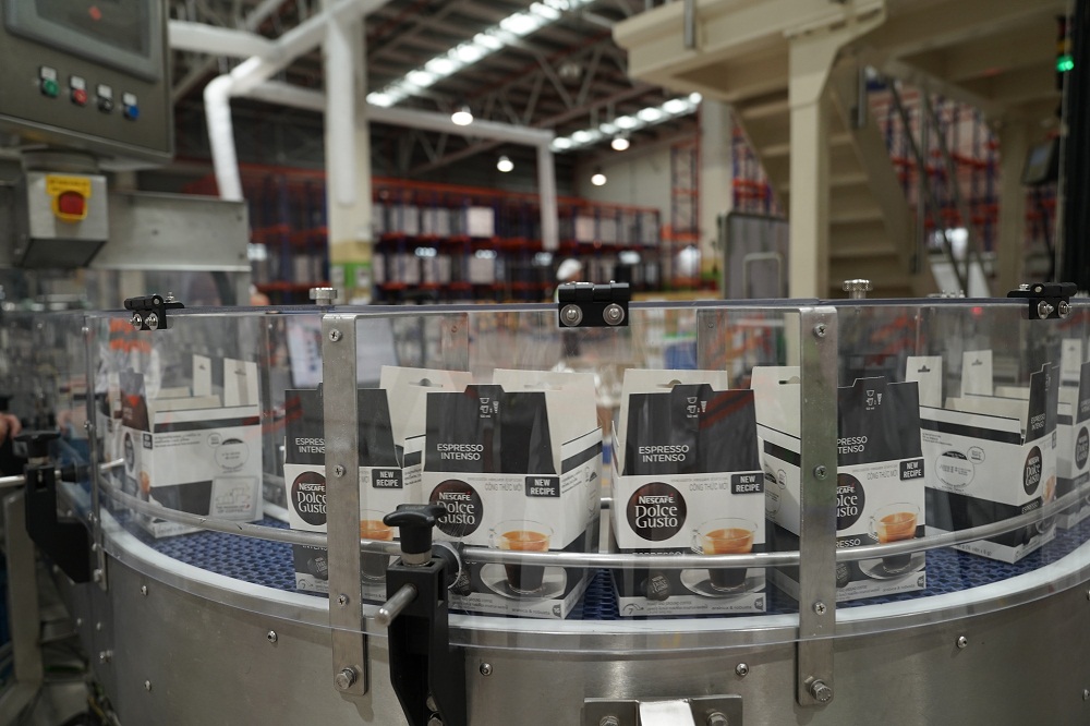 Dây chuyền sản xuất viên nén NESCAFÉ Dolce Gusto sử dụng nguyên liệu thô hoàn toàn giúp gia tăng giá trị hạt cà phê Việt Nam Nestlé Việt Nam được vinh danh tại giải thưởng Rồng Vàng lần thứ 25