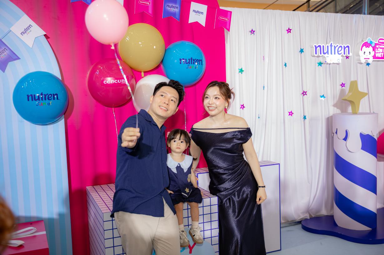 Gia đình KOL Trinh Phạm chụp hình cùng photobooth tại sự kiện Ngày hội thôi nôi quy tụ hàng trăm gia đình, hướng tới xác lập kỷ lục Việt Nam