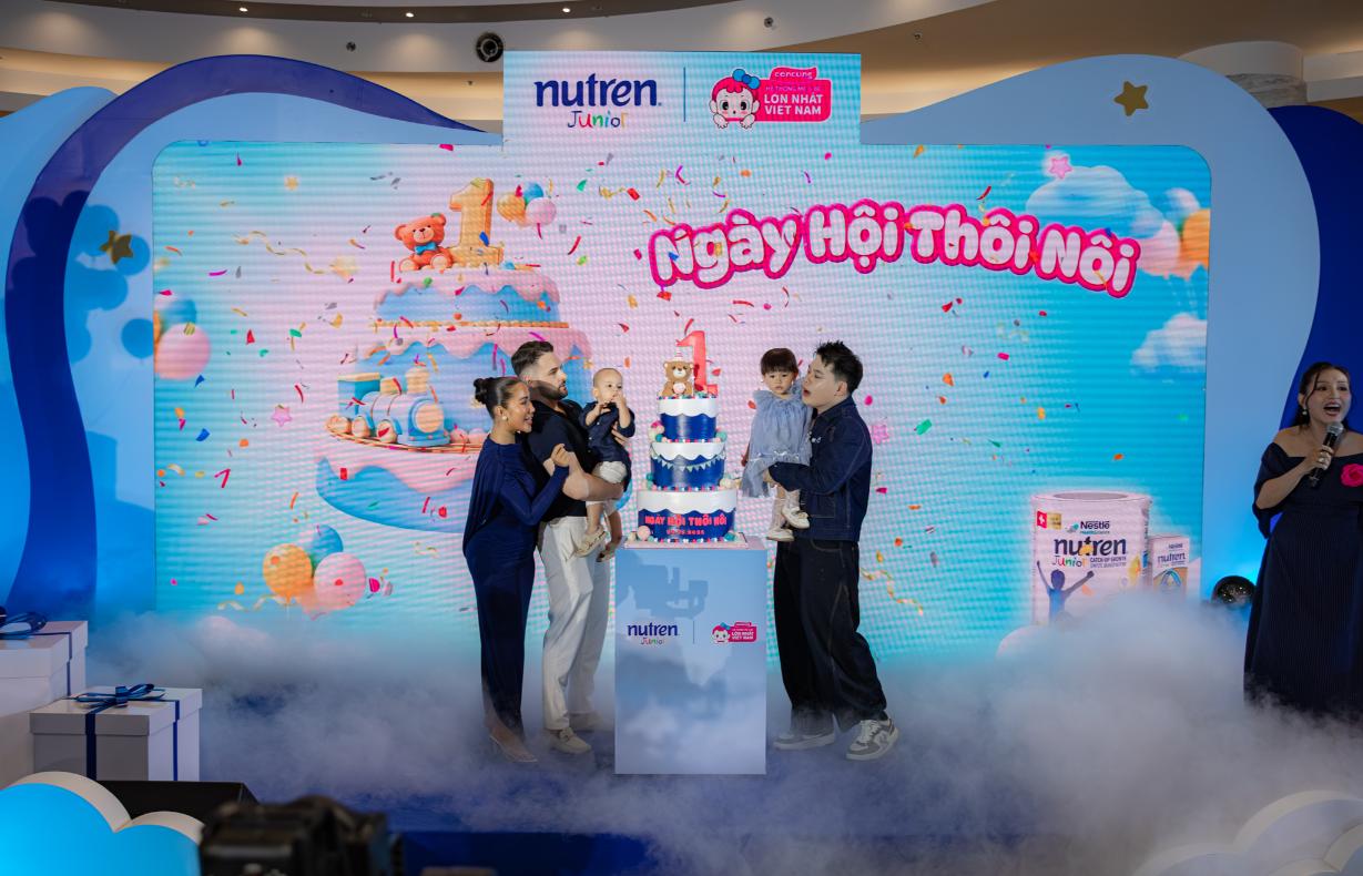 KOL Long Chun và Gia đình Vy Dũng Gee cùng thổi nến chúc mừng thôi nôi cho các bé Ngày hội thôi nôi quy tụ hàng trăm gia đình, hướng tới xác lập kỷ lục Việt Nam