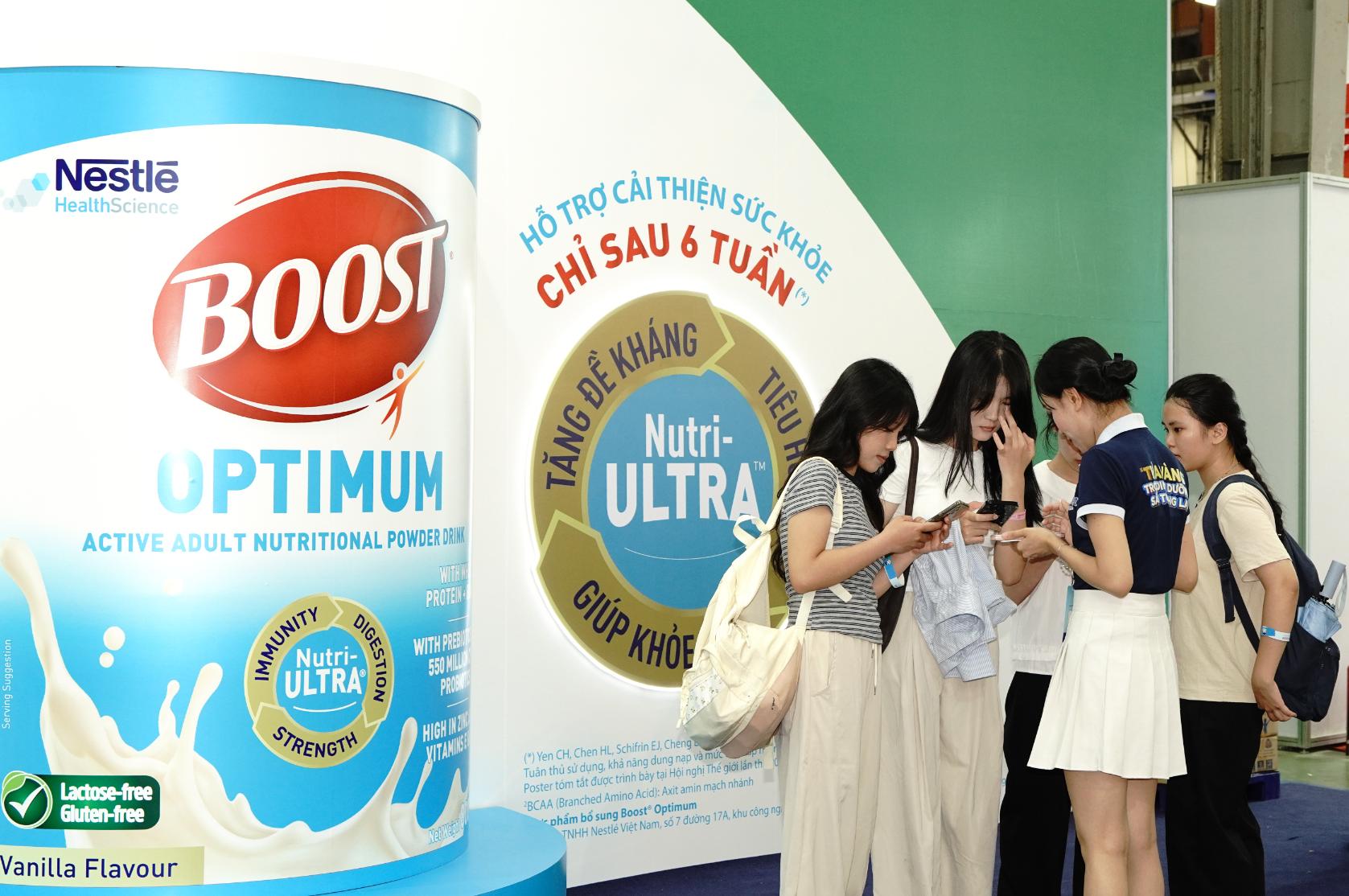 Khách tham quan tìm hiểu thông tin về sản phẩm tại gian hàng Nestlé Health Science Triển lãm Quốc tế ngành Sữa 2026: Thúc đẩy đổi mới, nâng cao an toàn thực phẩm