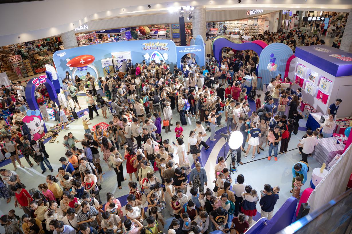 Không khí tấp nập tại sự kiện “Ngày hội thôi nôi” diễn ra tại AEON Mall Celadon Tân Phú 1 Ngày hội thôi nôi quy tụ hàng trăm gia đình, hướng tới xác lập kỷ lục Việt Nam