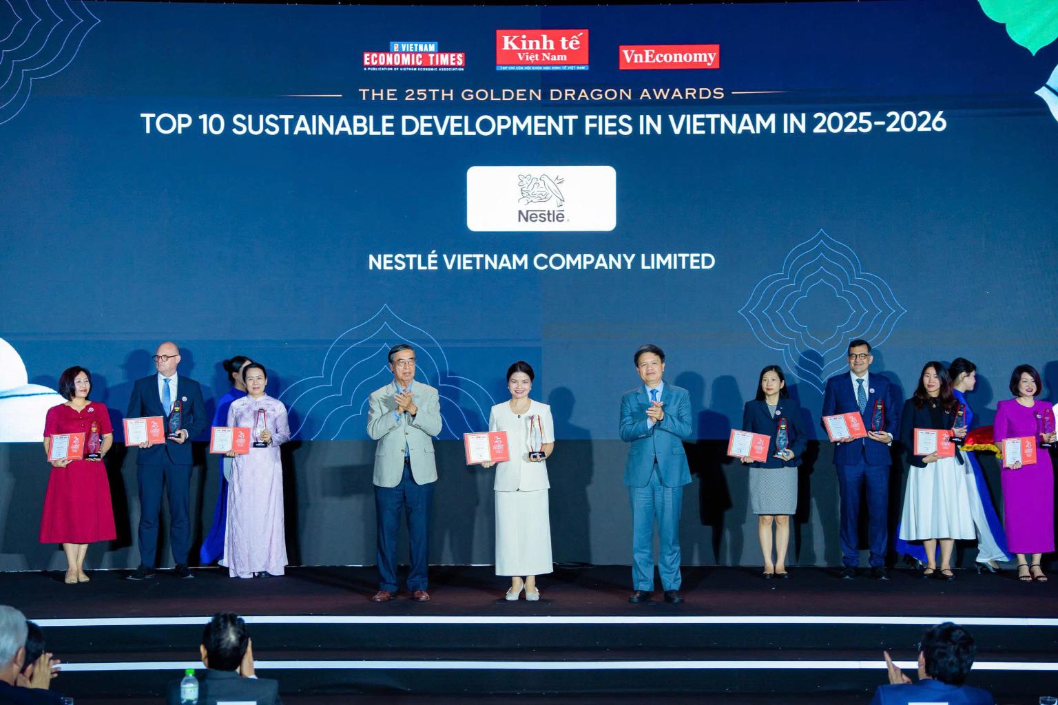 Nestlé Việt Nam được vinh danh  Top 10 Doanh nghiệp FDI phát triển bền vững  tại hạng mục Phát triển Chuỗi giá trị Nông nghiệp bền vững tại Lễ trao giải Rồng vàng 2026 1 Nestlé Việt Nam được vinh danh tại giải thưởng Rồng Vàng lần thứ 25