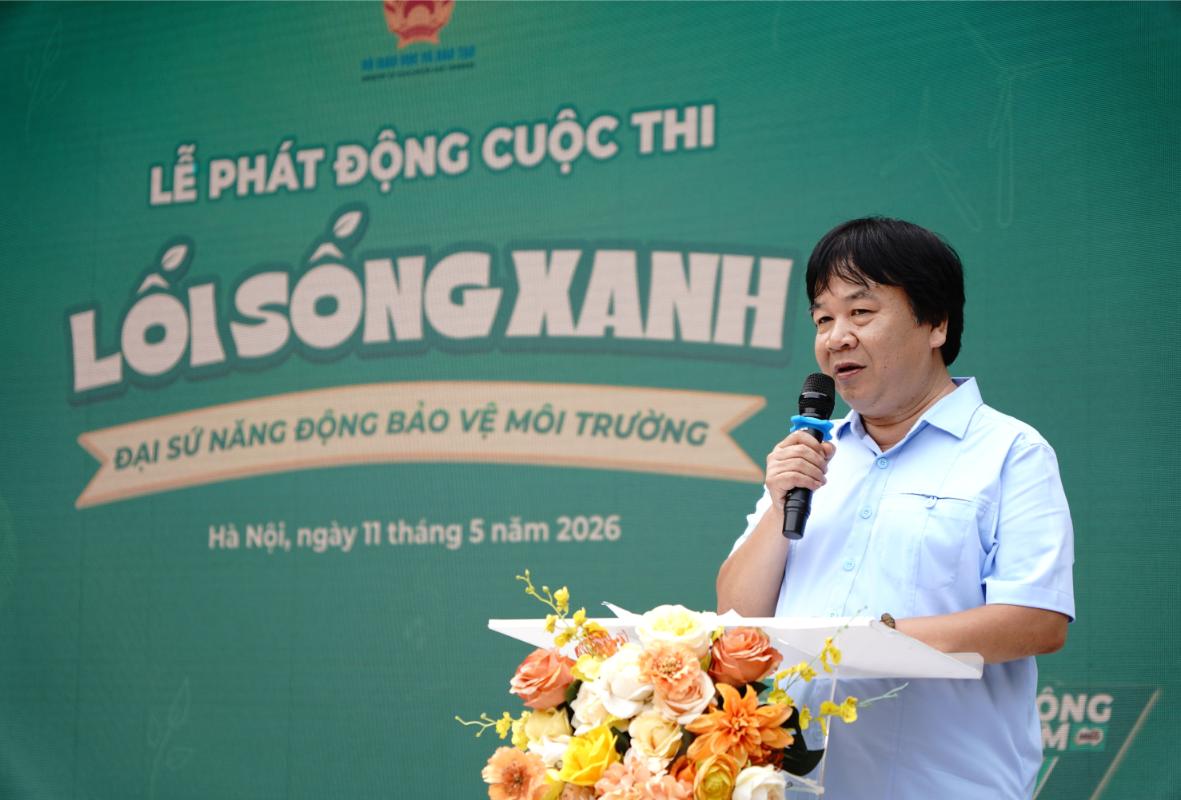 Nhà báo Phan Việt Hùng Phó Tổng biên tập Báo Thiếu niên Tiền phong và Nhi đồng chia sẻ tại lễ phát động cuộc thi Khởi động cuộc thi toàn quốc lan tỏa lối sống xanh và năng động cho học sinh tiểu học