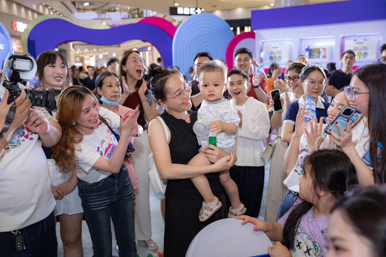 Phụ huynh hào hứng dẫn con của mình tham gia các hoạt động tại sự kiện Ngày hội thôi nôi quy tụ hàng trăm gia đình, hướng tới xác lập kỷ lục Việt Nam