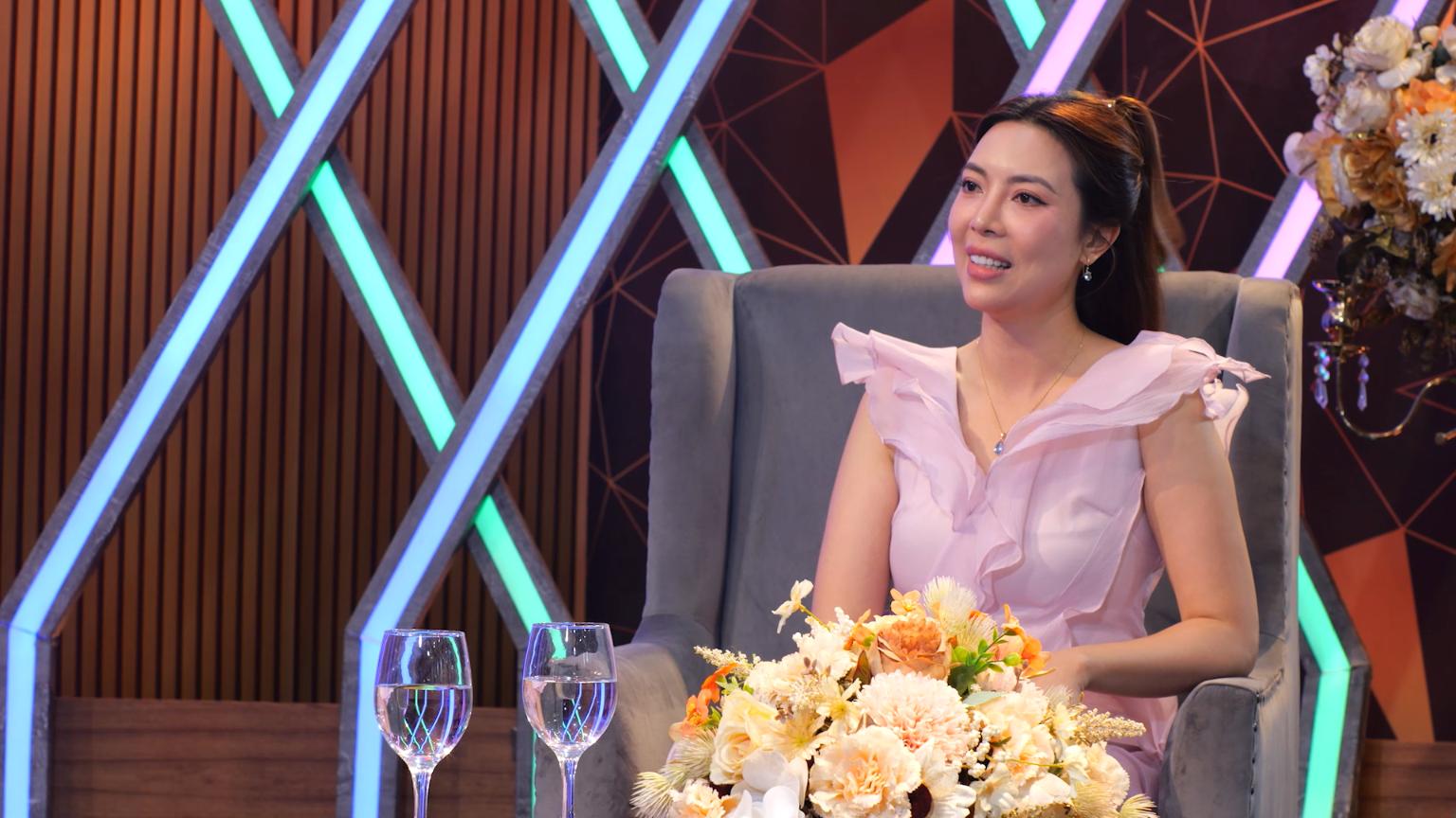 Tuyết Mai và MC Minh Ngọc 1 Ca sĩ Tuyết Mai: “Tôi từng bị áp lực đè nặng vì không biết hát giọng giả thanh”