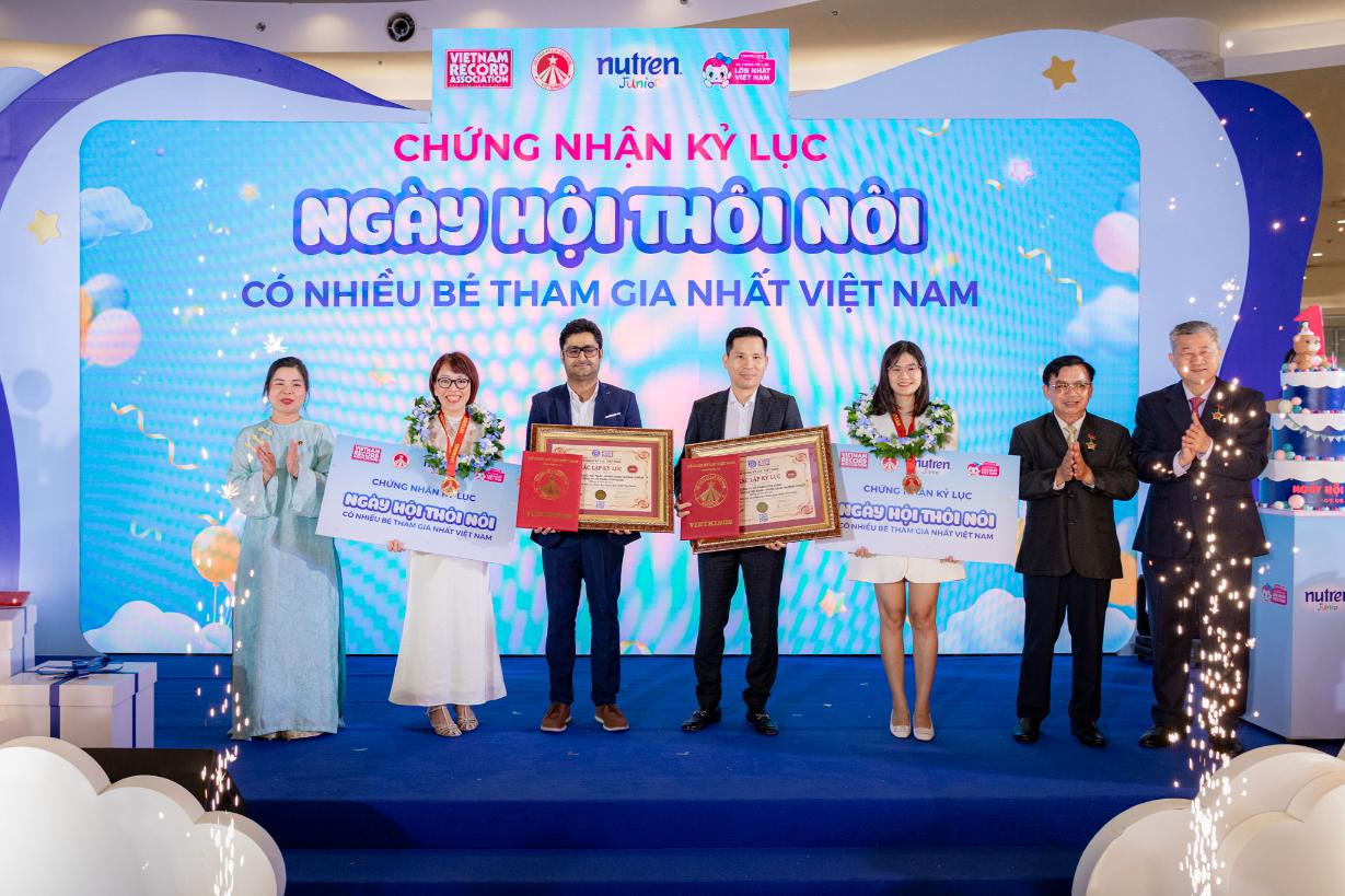Tổ chức Kỷ lục Việt Nam VietKings đã trao chứng nhận xác lập Ngày hội thôi nôi có số lượng trẻ tham dự lớn nhất tại Việt Nam là 680 em bé tham gia cho Nestlé và Con Cưng Ngày hội thôi nôi quy tụ hàng trăm gia đình, hướng tới xác lập kỷ lục Việt Nam