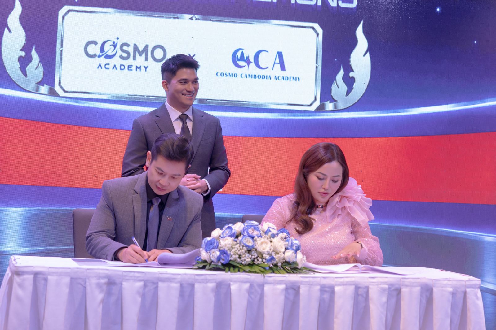 kí kết  Cosmo Academy ký kết nhượng quyền thương hiệu với Camvibe Entertainment