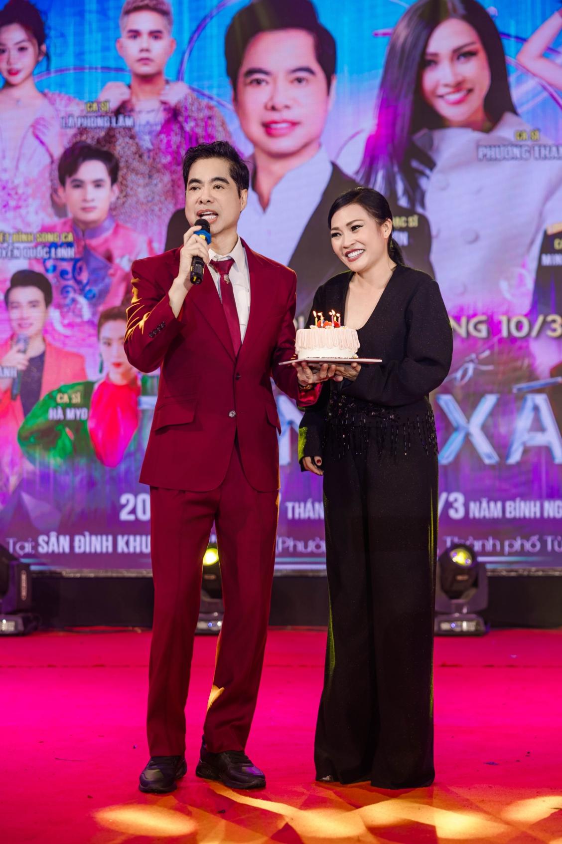 ngoc son 1 Ngọc Sơn tổ chức sinh nhật cho Phương Thanh ngay trên sân khấu Bắc Ninh