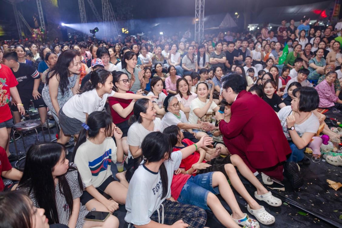 ngoc son 2 Ngọc Sơn tổ chức sinh nhật cho Phương Thanh ngay trên sân khấu Bắc Ninh