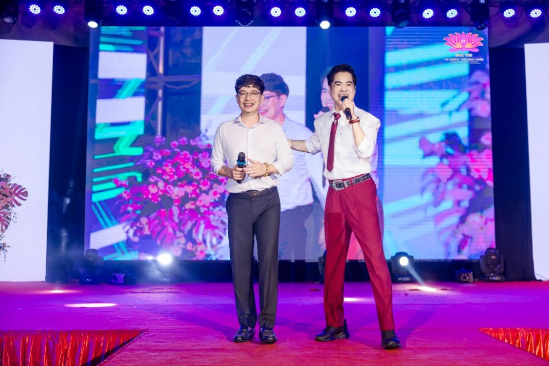 ngoc son 3 Ngọc Sơn tổ chức sinh nhật cho Phương Thanh ngay trên sân khấu Bắc Ninh