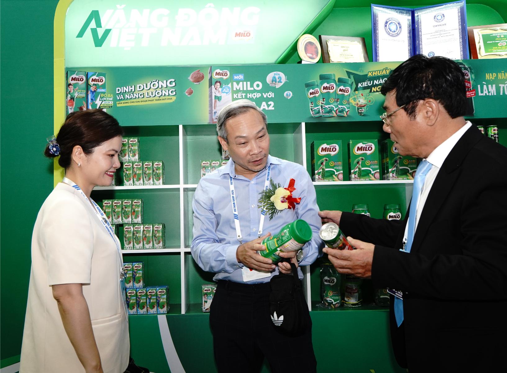 Đại biểu tham quan gian hàng của Nestlé MILO tại Triển lãm quốc tế ngành sữa 2026 Triển lãm Quốc tế ngành Sữa 2026: Thúc đẩy đổi mới, nâng cao an toàn thực phẩm