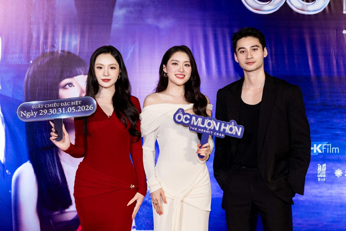 Ốc mượn hồn 4 Loạt hoa, á hậu và người đẹp đến ủng hộ Hoa hậu Tiểu Vy và Quốc Trường