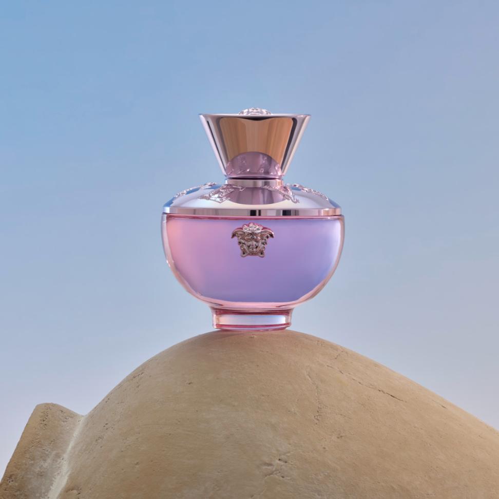 2. Ảnh 2 1 Versace Fragrances giới thiệu nàng thơ mới của mùa hè   Dylan Blush Pink