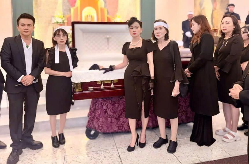 Ca sĩ Hà Phương khóc sưng mắt trong lần tiễn biệt cuối cùng với bà bầu Thuý Uyển Cố nghệ sĩ   bầu show Thúy Uyển và ân tình hơn 26 năm với Hà Phương