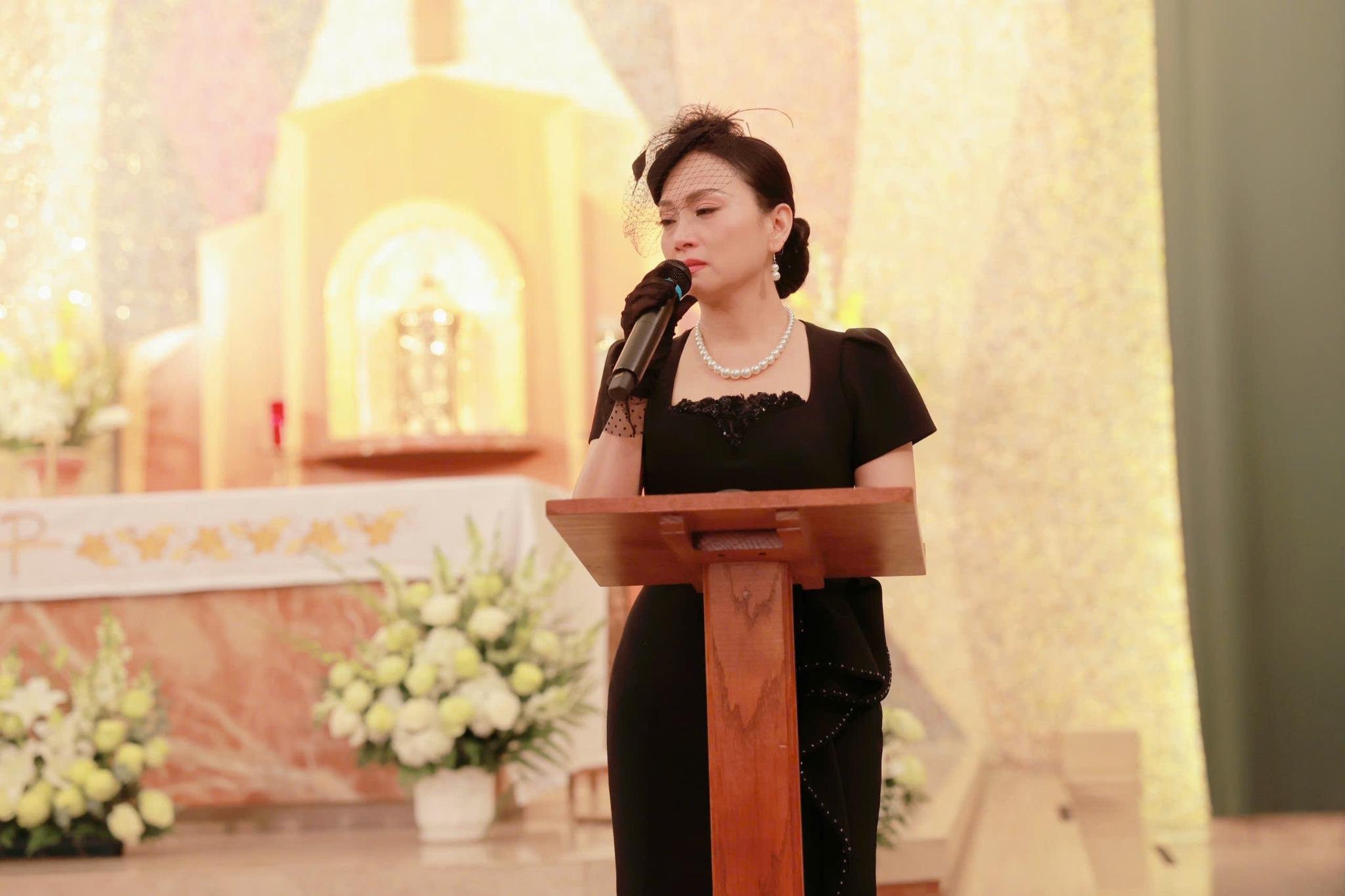 Ca sĩ Hà Phương kể lại những kỉ niệm của cô với bà bầu Thuý Uyển trong nước mắt nghẹn ngào Cố nghệ sĩ   bầu show Thúy Uyển và ân tình hơn 26 năm với Hà Phương