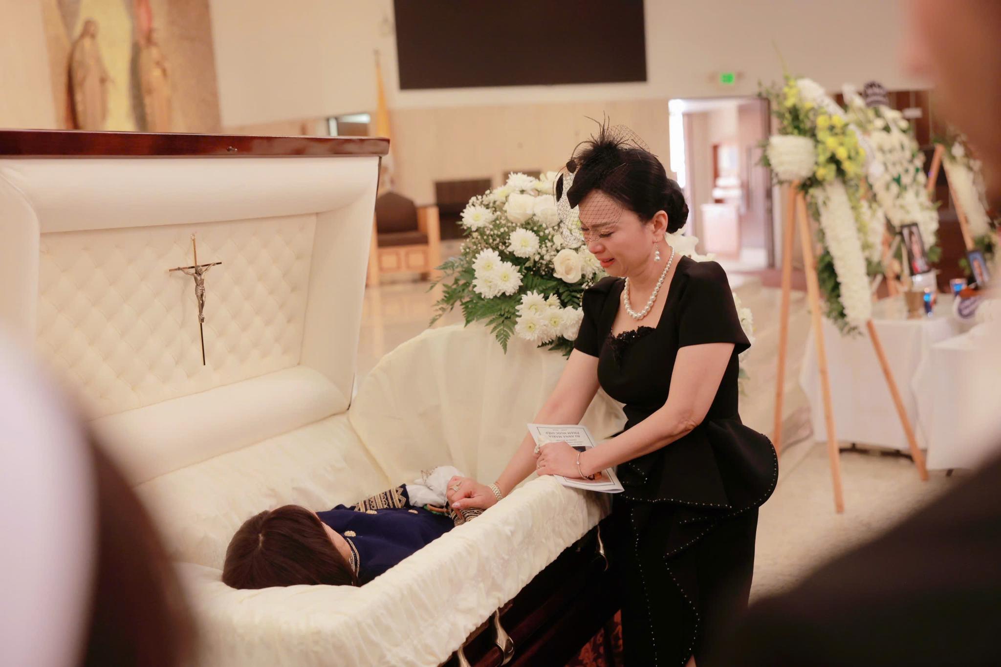 Ca sĩ Hà Phương nghẹn ngào tiễn biệt người mẹ thứ 2 lần cuối Cố nghệ sĩ   bầu show Thúy Uyển và ân tình hơn 26 năm với Hà Phương