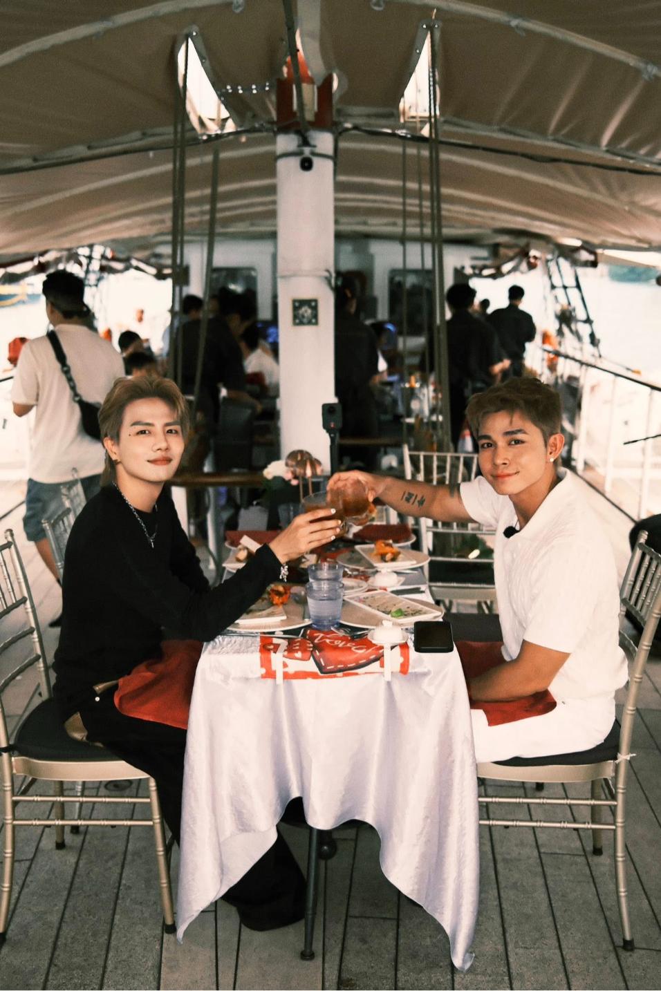 Chuyến du lịch Singapore đa sắc thái của cặp bạn thân Jun Phạm Duy Khánh Chuyến du lịch Singapore đa sắc thái của cặp bạn thân Jun Phạm   Duy Khánh