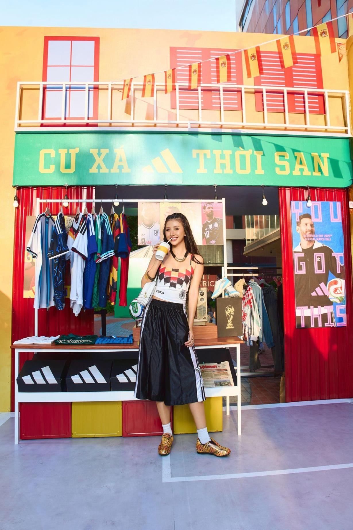Fashionista Quỳnh Anh Shyn cá tính và đầy năng lượng trong outfit của adidas adidas ra mắt Cư Xá adidas với không gian thể thao đường phố bùng nổ mùa World Cup 2026