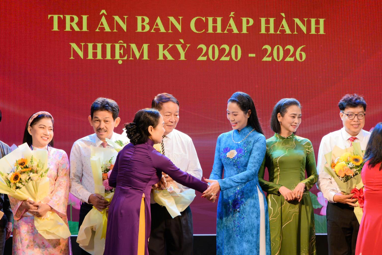 NSND Trịnh Kim Chi đạt 97,2% số phiếu bầu Chủ tịch Hội Sân khấu TP.HCM NSND Trịnh Kim Chi với chức vụ Chủ tịch Hội sân khấu Tphcm 12 NSND Trịnh Kim Chi đạt 97,2% số phiếu bầu Chủ tịch Hội Sân khấu TP.HCM