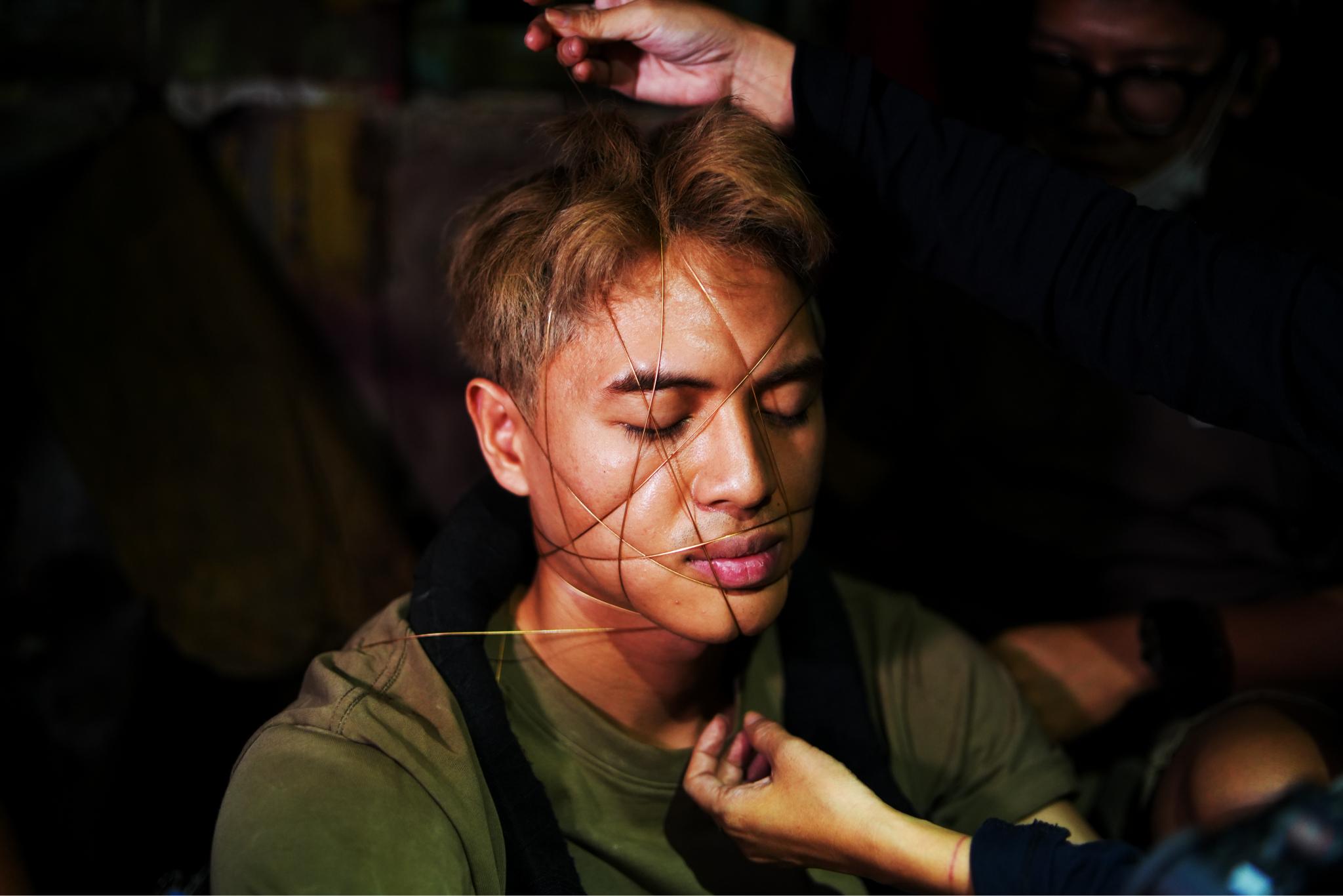 lau chu hoa 4 Giải mã loạt chi tiết ẩn của phim kinh dị ‘Lầu chú Hỏa’