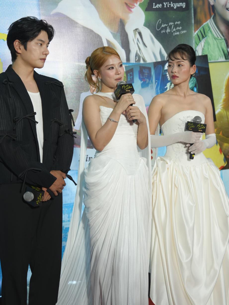 Lee Yi Kyung quỳ gối tri ân khán giả Việt rưng rưng nhắc về mẹ trong đêm ra mắt Mẹ ơi về nhà 3 Lee Yi Kyung quỳ gối tri ân khán giả Việt trong đêm ra mắt Mẹ ơi, về nhà