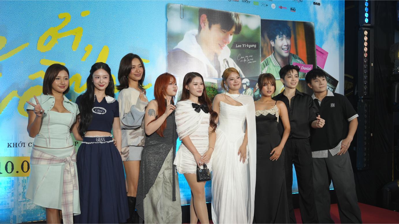 Lee Yi Kyung quỳ gối tri ân khán giả Việt rưng rưng nhắc về mẹ trong đêm ra mắt Mẹ ơi về nhà 4 Lee Yi Kyung quỳ gối tri ân khán giả Việt trong đêm ra mắt Mẹ ơi, về nhà