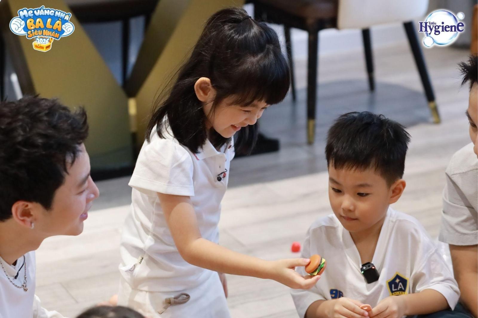 Mẹ vắng nhà Ba là siêu nhân 2026 2 Tị vài boy Ma Bư tái ngộ Bona, bố Rhymastic vừa xuất hiện đã tranh thủ quăng miếng