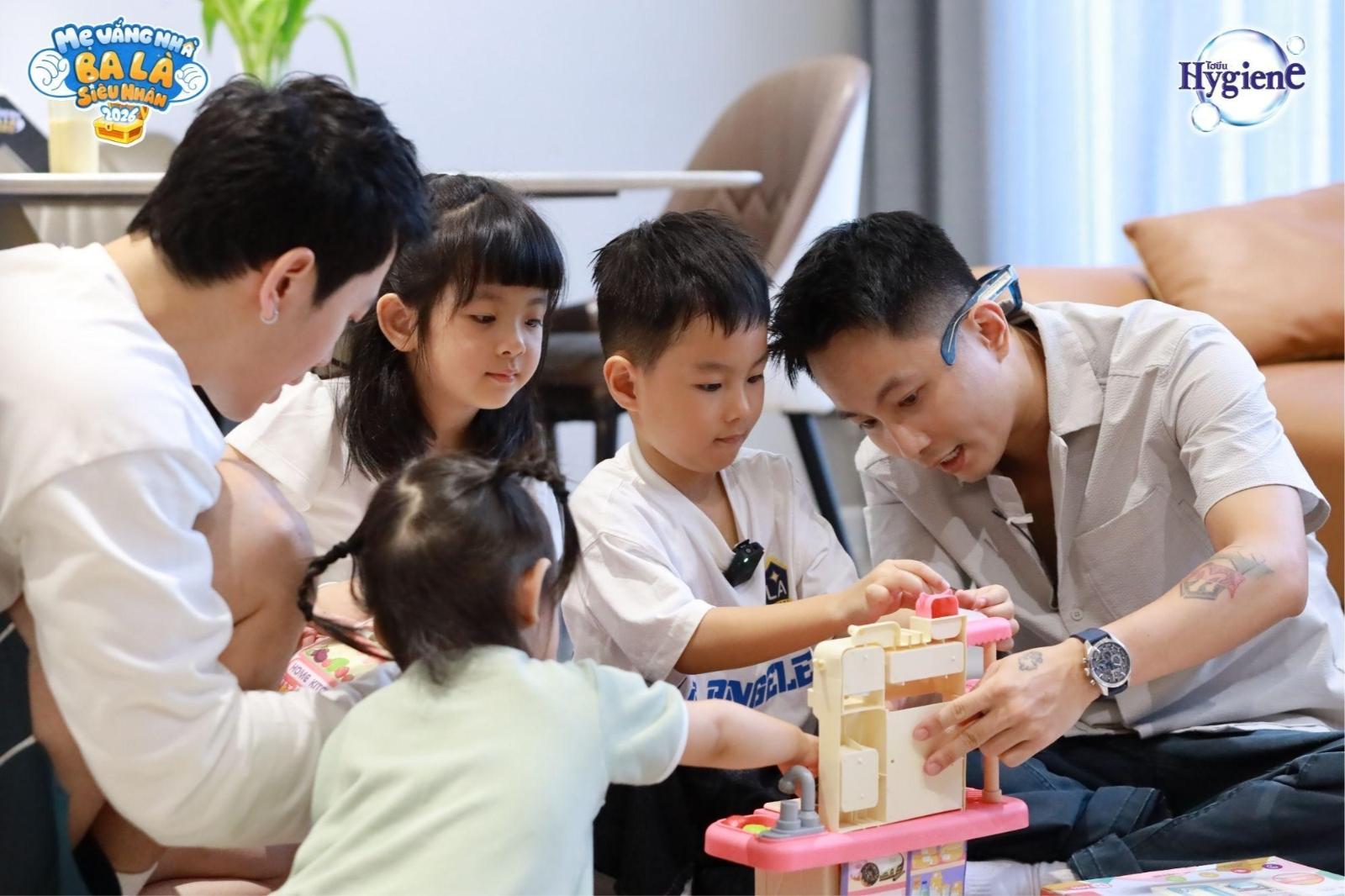 Mẹ vắng nhà Ba là siêu nhân 2026 3 Tị vài boy Ma Bư tái ngộ Bona, bố Rhymastic vừa xuất hiện đã tranh thủ quăng miếng