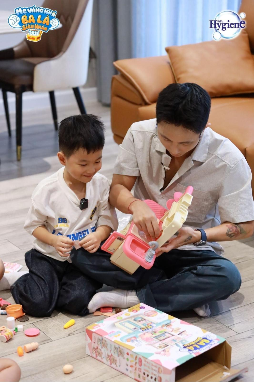 Mẹ vắng nhà Ba là siêu nhân 2026 4 Tị vài boy Ma Bư tái ngộ Bona, bố Rhymastic vừa xuất hiện đã tranh thủ quăng miếng