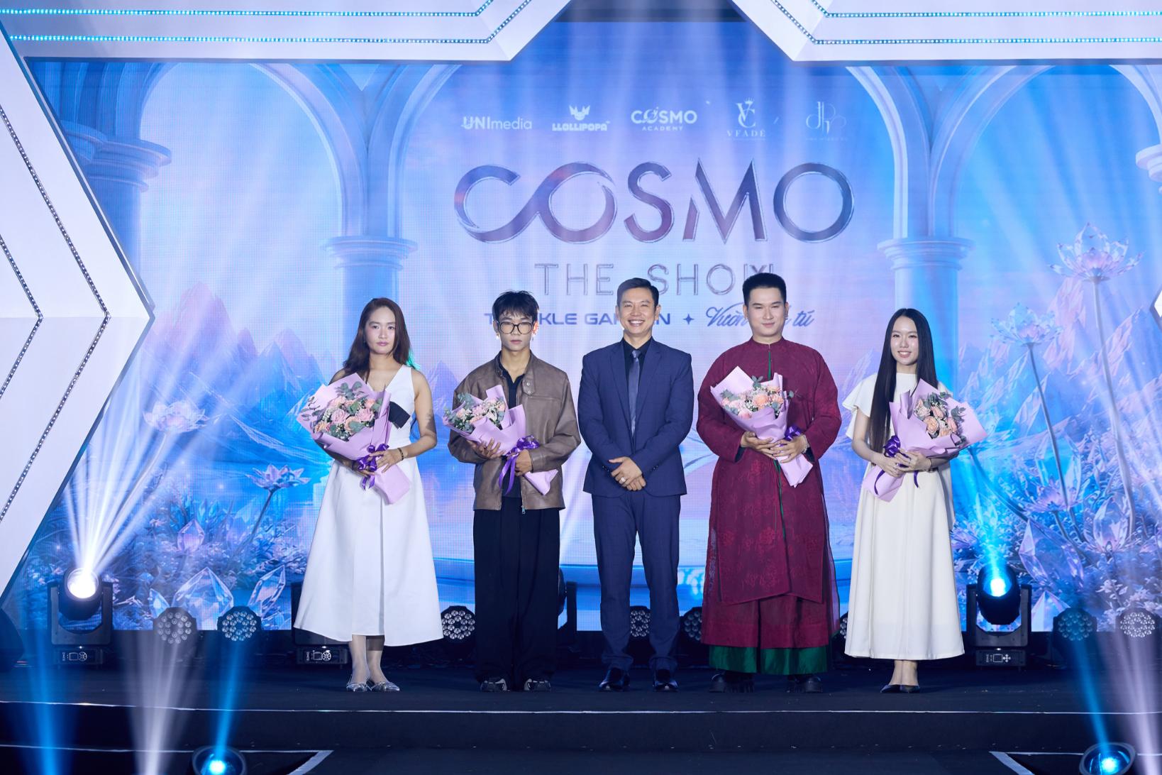 BTC trao hoa cho các NTK Cosmo The Show 2026   Twinkle Garden   Vườn Tinh Tú: Khi thời trang ươm mầm những vì sao