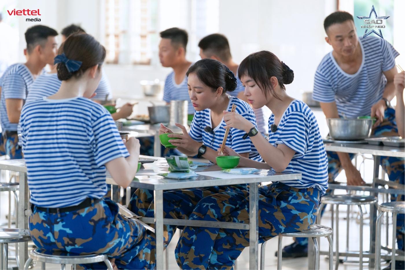 Bữa cơm đầu tiên tại quân ngũ Sao Nhập Ngũ chính thức đưa hành trình huấn luyện đến quần đảo Trường Sa
