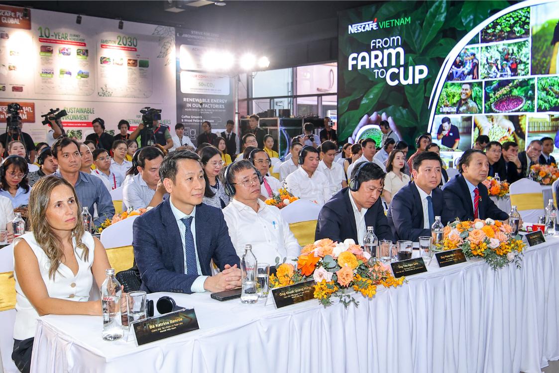 Nestlé Việt Nam tăng cường năng lực sản xuất cà phê chất lượng cao xuất khẩu Nestlé Việt Nam chính thức đưa vào vận hành Dây chuyền đóng gói cà phê hòa tan trong hũ thủy tinh Jar Line tại Nhà máy Nestlé Trị An thành phố Đồng Nai Nestlé Việt Nam tăng cường năng lực sản xuất cà phê chất lượng cao xuất khẩu