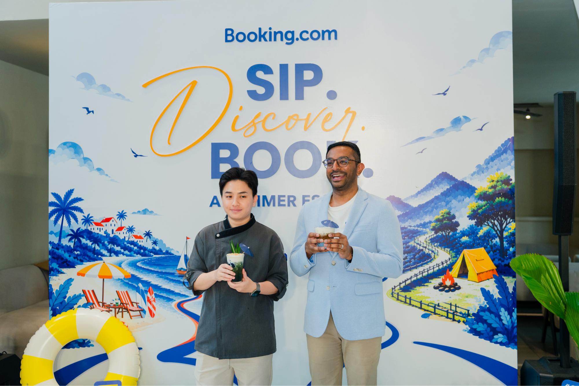 Đại diện Booking.com và Mille Mille tại sự kiện  Thưởng vị hè. Khơi cảm hứng vi vu.  1 Booking.com khơi nguồn cảm hứng du lịch hè thông qua trải nghiệm pop up cà phê