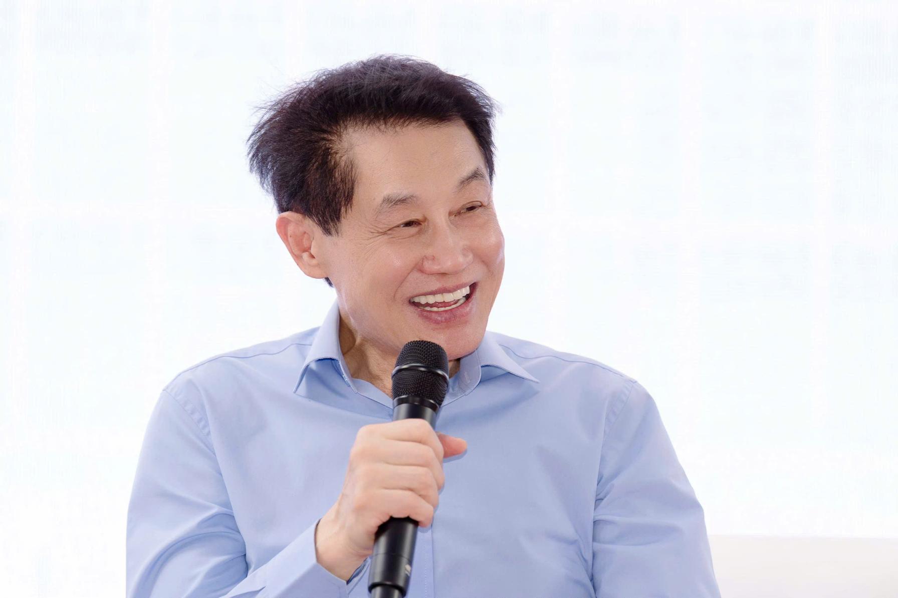 Johnathan Hạnh Nguyễn 1 Doanh nhân Johnathan Hạnh Nguyễn truyền cảm hứng cho hơn 1.000 tân sinh viên UMP