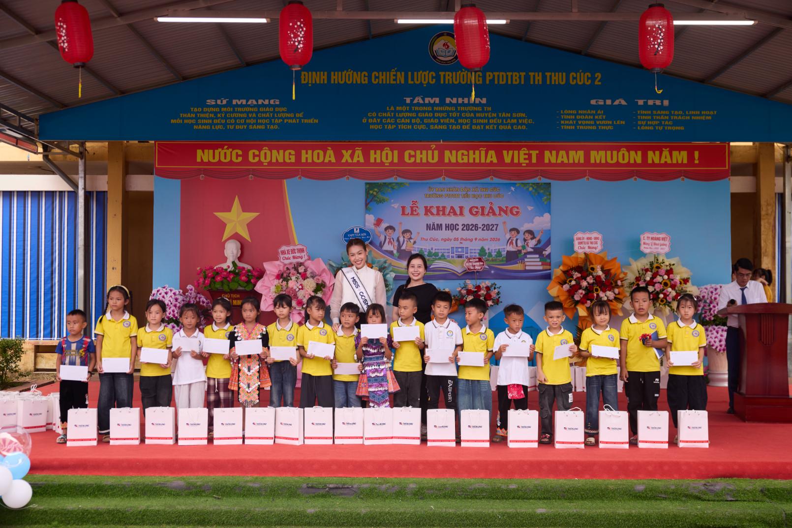 Miss Cosmo Vietnam 2026 Đỗ Cẩm Ly 1 Miss Cosmo Vietnam 2026   Đỗ Cẩm Ly trao 100 suất học bổng và quà tặng tại quê nhà